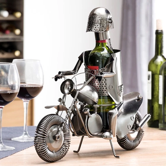 Kovový stojan na víno motorkár
